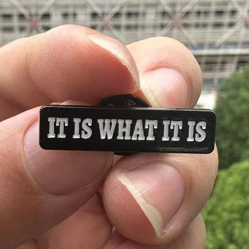 Women Accessories Quotes - „It Is What It Is“ Buchstaben-Zitat-Brosche,