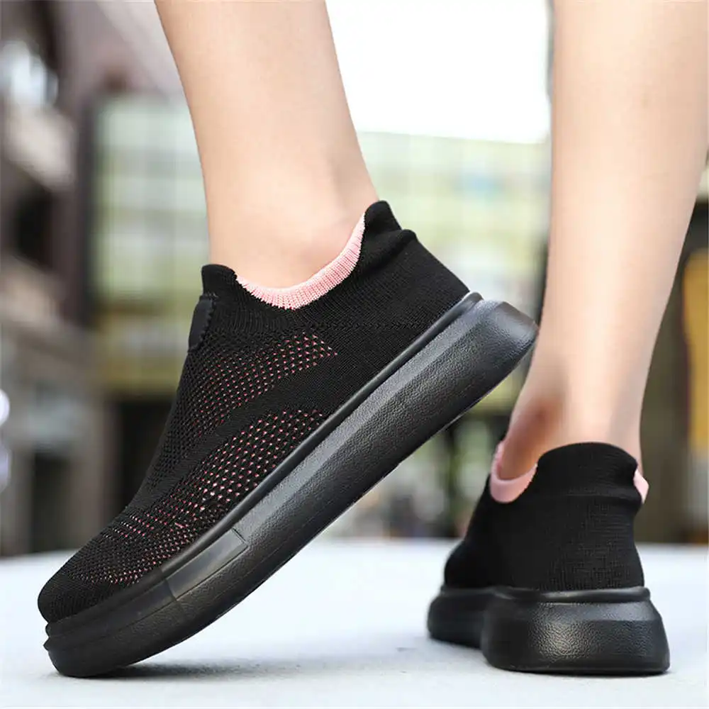 Women Accessories Shop Name Ideas - Plattform Strümpfe braune Schuhe für Frau