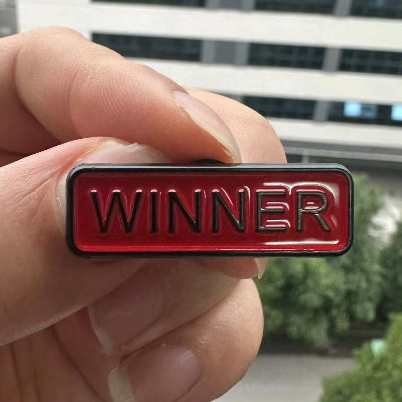 Emaille-Anstecknadel „Winner“, – Women Accessories Quotes Bewertung und Preis