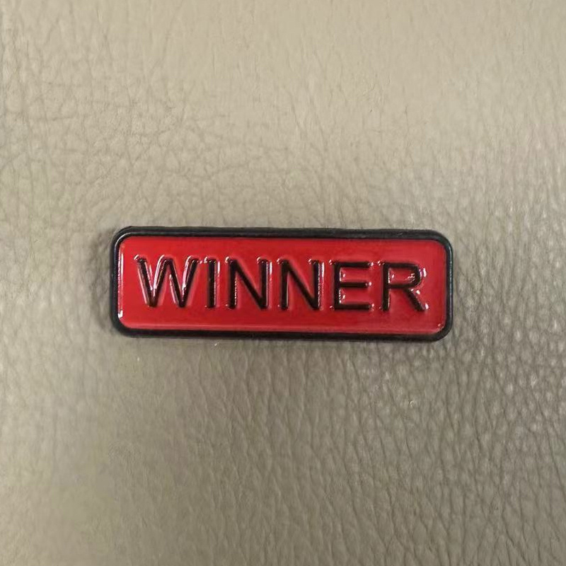 Emaille-Anstecknadel „Winner“, – Women Accessories Quotes Bewertung und Preis